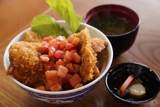 「秩父うさぎだ食堂」の わらじカツ