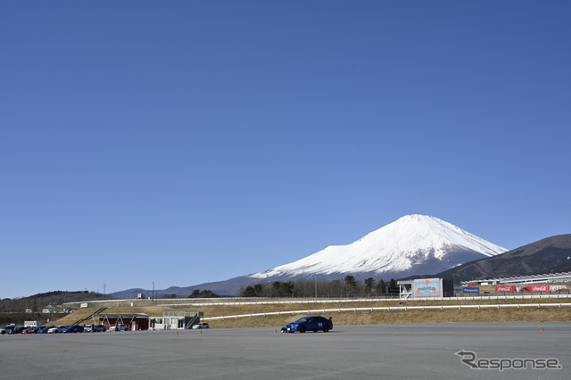 広い駐車場を使ってのパイロンスラローム走行