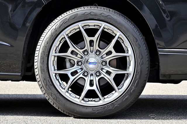 レイズ【Gram Lights AZURE 57BNX】推奨サイズ：18×8J Inset20／カラー：シャイニングシルバー／タイヤサイズ：225/50R18