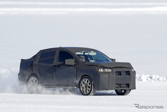 フィアットのハイライディング・セダン開発車両（スクープ写真）