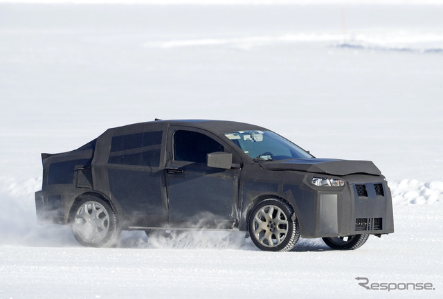 フィアットのハイライディング・セダン開発車両（スクープ写真）