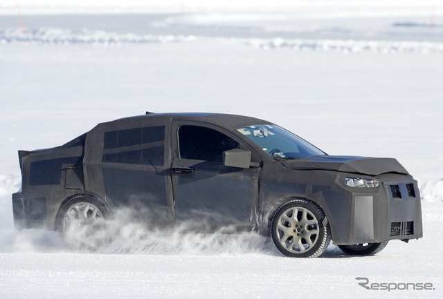 フィアットのハイライディング・セダン開発車両（スクープ写真）