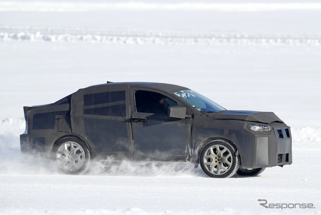 フィアットのハイライディング・セダン開発車両（スクープ写真）