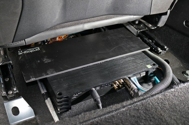 助手席シート下を見るとヘリックスのP-SIX DSP MkIIが設置されている。省スペース＆省電力でスピーカーをドライブする。