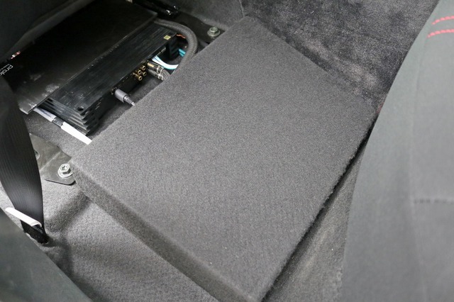 PRSのパワーアンプの上をカバーするパネルを設置すれば後席の乗員も床下を気にすること無く乗り込むことができる。