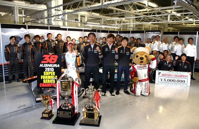 石浦の2015年SF王座を祝して。前列左から石浦、村田エンジニア、立川監督、国本。