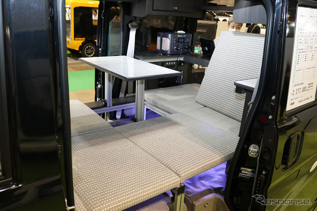 AtoZのアメリアOne。リアシートを折り畳んだ上にベッド展開できるシステム。小型のギャレーを備えるなど装備も充実する。