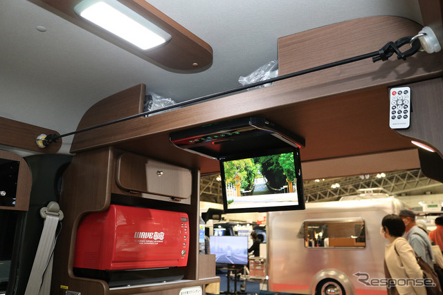 マリナRVのキャビンllミニPlusα。オーバーヘッド収納や電子レンジの設置ができる家具類など、内装装備の充実が魅力。