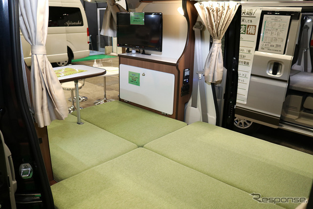 コレーガ アルファ（朝倉自動車商会）は走行充電やサブバッテリーなどを備え電装系の充実が特徴。シンプルなベッドも使いやすい。