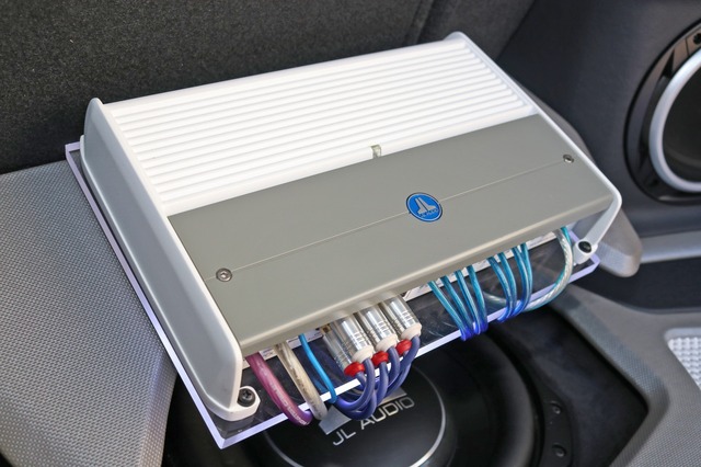 JLオーディオのパワーアンプ・Z700/5。マリーンモデルによるホワイトボディが独特のムードを持っているモデル。
