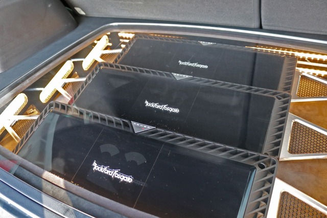 パワーアンプにはロックフォード・パワーシリーズのT1000-4×2台とT2500-1dBをチョイス。大型アンプは魅せる効果も満点だ。