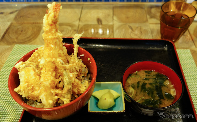 歌津の仮設商店街にて天丼を食した。美味。