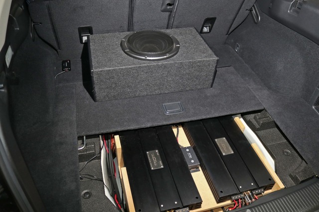 カバーを掛ければスペアタイヤスペースに納めたオーディオラックは完全にフロア下に隠れる仕組み。