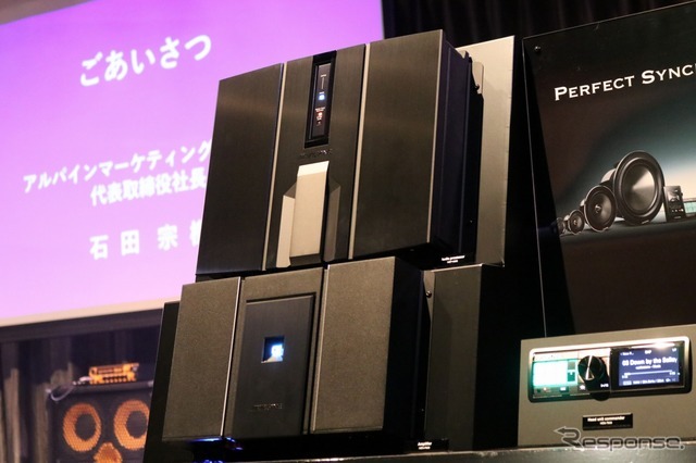 デジタルオーディオプロセッサーHDP-H900（上）とパワーアンプHDA-F900（下）