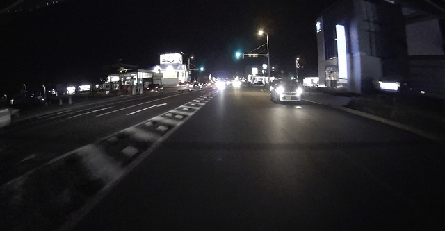 夜間走行で陰影の強い道路でも一定以上にクルマが近づくとナンバーまでハッキリと録画されている