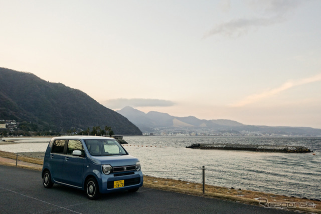 夕暮れの別府湾を背景に記念撮影。大分は海岸線の景観を大切にしている印象があった。