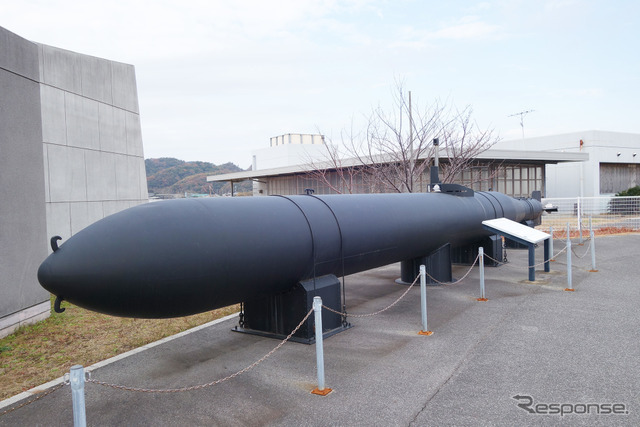 人間魚雷回天は通常魚雷のものを流用した動力部、操縦室と巨艦致死量の炸薬を仕込んだ弾頭で構成される。