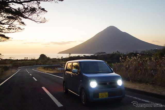 夕暮れの薩摩半島南端付近にて記念撮影。バックの山は開聞岳。