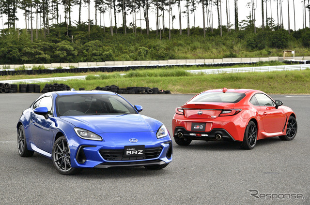 スバル BRZ 新型（青）とトヨタGR 86（赤）