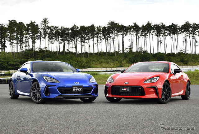 スバル BRZ 新型（青）とトヨタGR 86（赤）