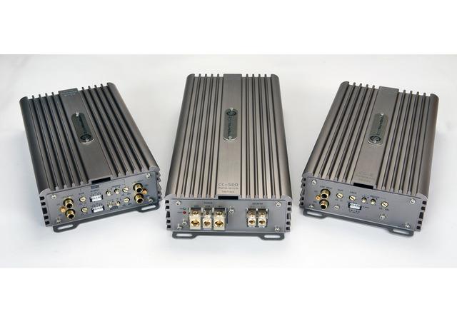 外部パワーアンプの一例（DLS・CCシリーズ、左から4chモデル、1chモデル、2chモデル）。