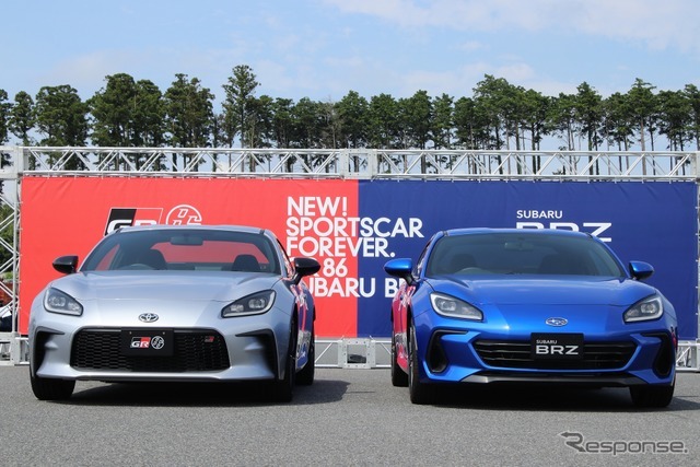 GR 86（左）とSUBARU BRZ（右）