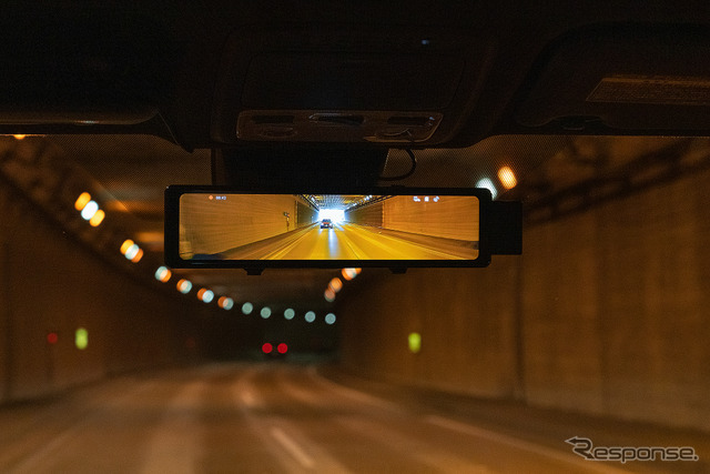 トンネル内のリアカメラ映像。プライバシーガラス装着車でもしっかりとした映像が映し出される