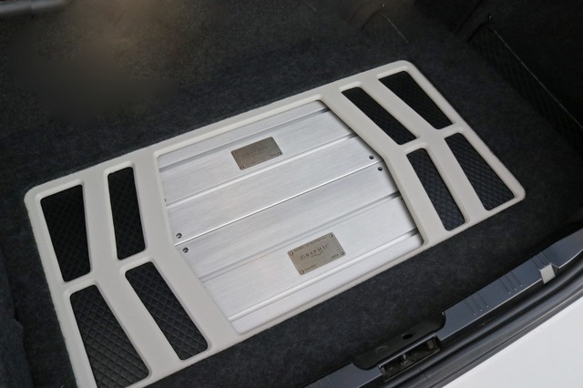 トランクルームのフロアにはデザインされたアンプラックを設置。ホワイトのパネルとパワーアンプのコーディネートが美しい。