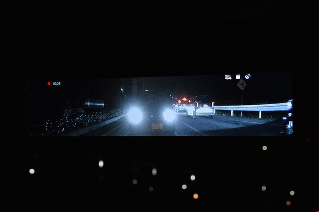 街灯が無い夜間の映像。後方車のヘッドライトも眩しくない
