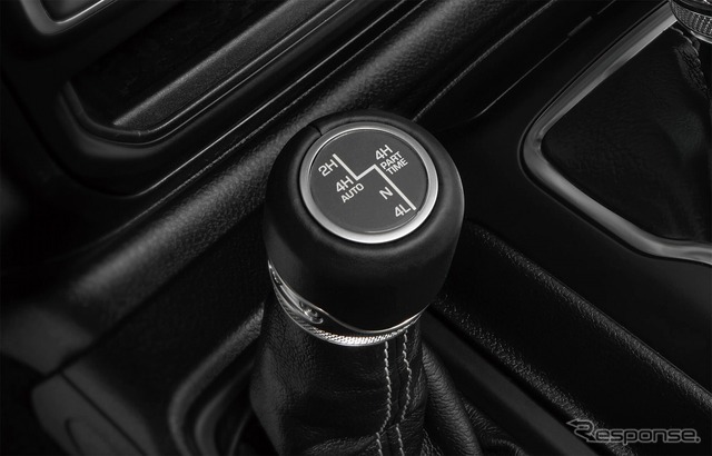 セレクトラックフルタイム 4×4システム