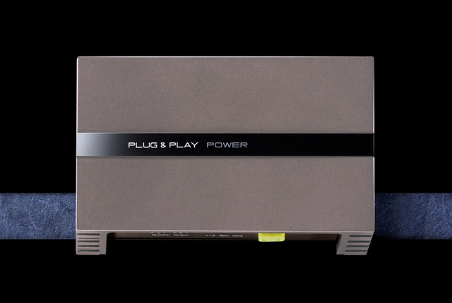 市販「外部パワーアンプ」の一例（プラグ アンド プレイ・PLUG&PLAY POWER）。