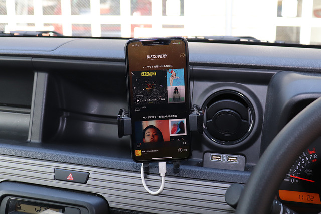 スマートフォンを車内で活用している一例。