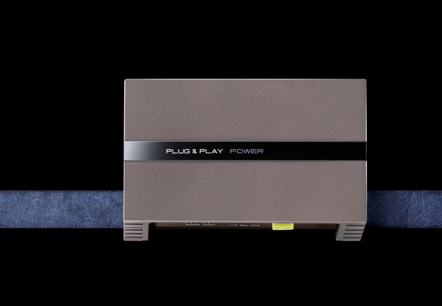 外部パワーアンプの一例（プラグアンドプレイ・PLUG&PLAY POWER）。