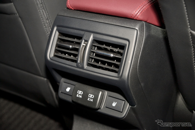 SUBARU 新型 WRX S4 GT-H EX リアシートにはシートヒーターと2つのUSBポートを装備
