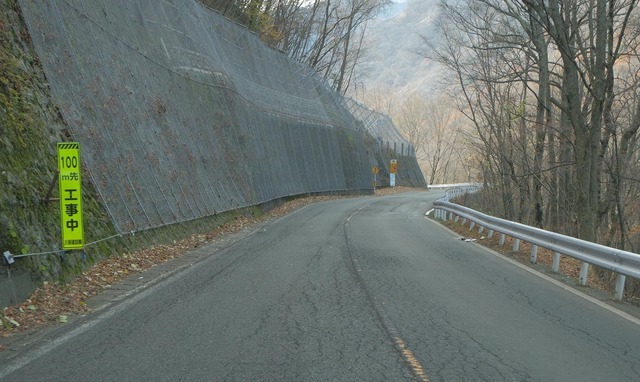 国道158号線。高度が上がるに従って道は細く、路面は悪くなっていくが、カングーのシャシーはその荒れをとても良く吸収した。