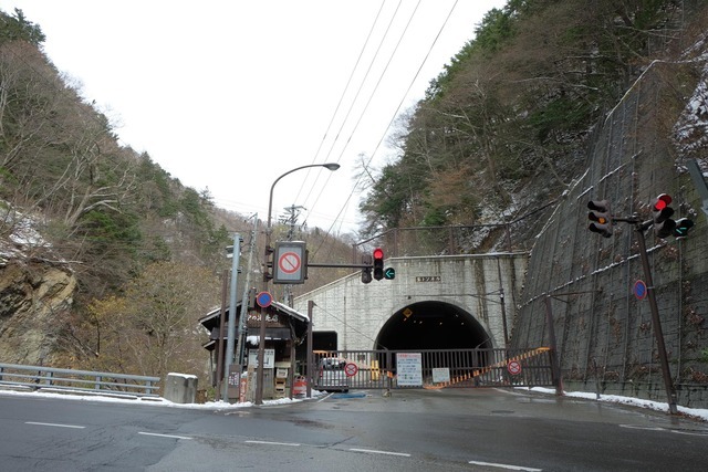 釜トンネル。11月中旬にはゲートが閉鎖され、徒歩でのみ進入可能となる。