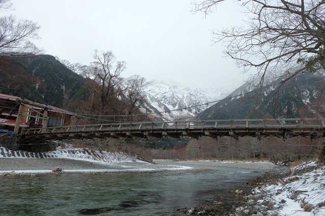 晩秋の河童橋。人がいない風景はこの時季ならでは。