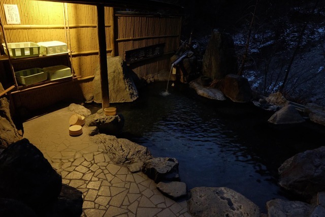 薄明の坂巻温泉の露天風呂。幹線道路沿いではあるが、秘境、秘湯のたぐいである。