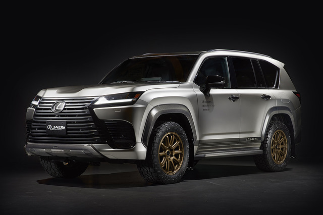 LEXUS LX600 