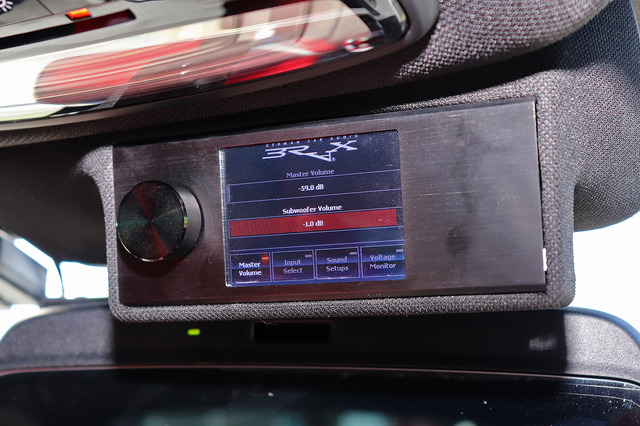 「フロント5ウェイ＋サブウーファー」システムが搭載された“サウンドフリークス（岩手県）”のデモカー「BMW X4」。