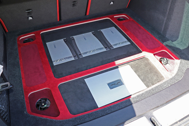 「フロント5ウェイ＋サブウーファー」システムが搭載された“サウンドフリークス（岩手県）”のデモカー「BMW X4」。