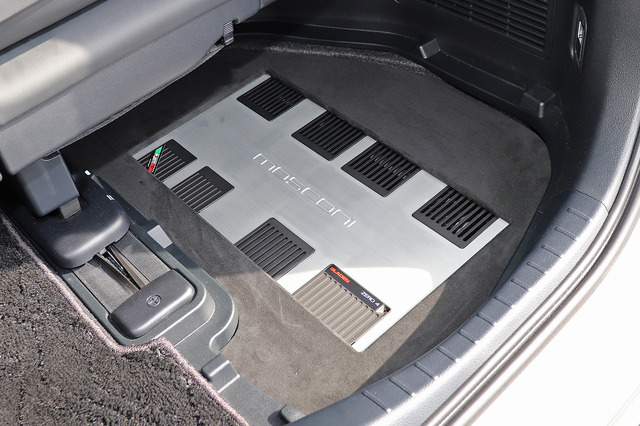 「フロント3ウェイスピーカー」を搭載したオーディオカーの一例（製作ショップ：カーオーディオクラブ＜大阪府＞）。