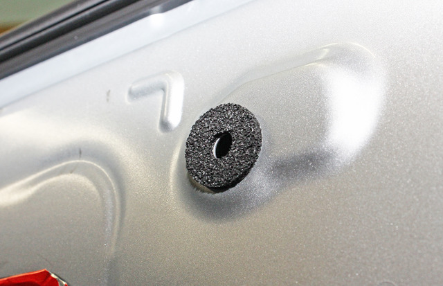 ドアパネルを固定するピン部分のガタツキ防止のための「吸音材」が貼られたところ。