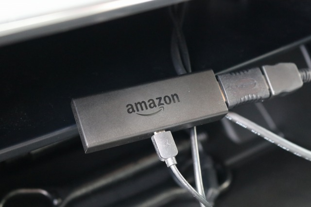 ストリーミング再生で用いているのはAmazon fire TV stick。定番のアイテムだが車内でも映像、音楽ストリーミングにフル活用する。