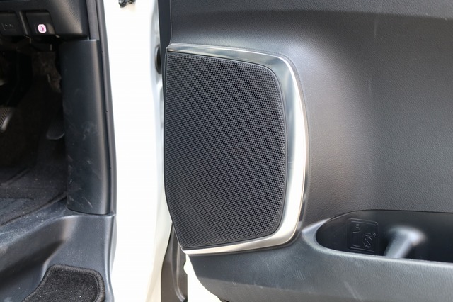 ミッドバスはドアの純正位置にインナーバッフルで取り付ける。インテリアを大きく加工することなく高音質を狙った。