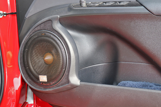 ツイーターをAピラーにカスタムインストールしたオーディオカーの一例（製作ショップ:レジェーラ＜静岡県＞）。
