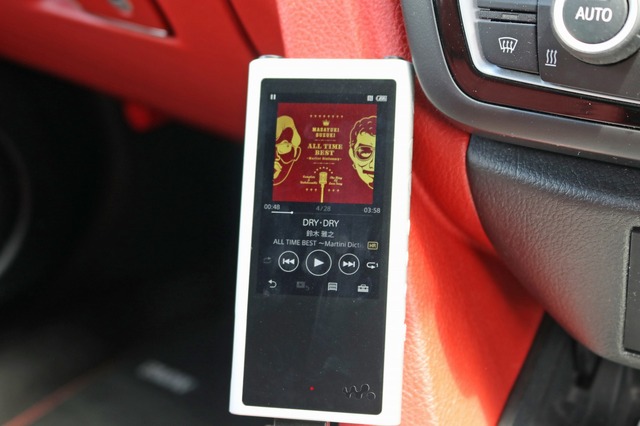 音楽プレイヤーにはウォークマンの他、iPhoneやオンキヨーのDP-X1Aをケースバイケースで使い分けている。