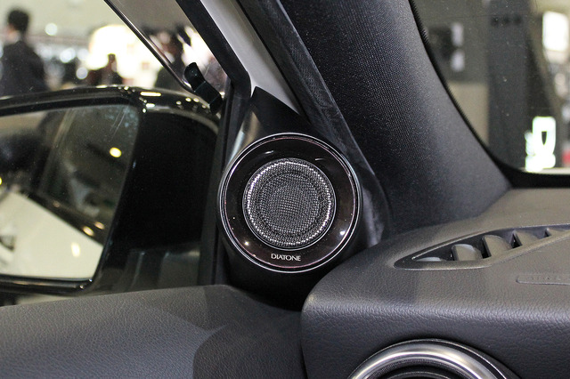 ツイーターを「ドアミラー裏」にカスタムインストールしたオーディオカーの一例（ダイヤトーン・デモカー）。