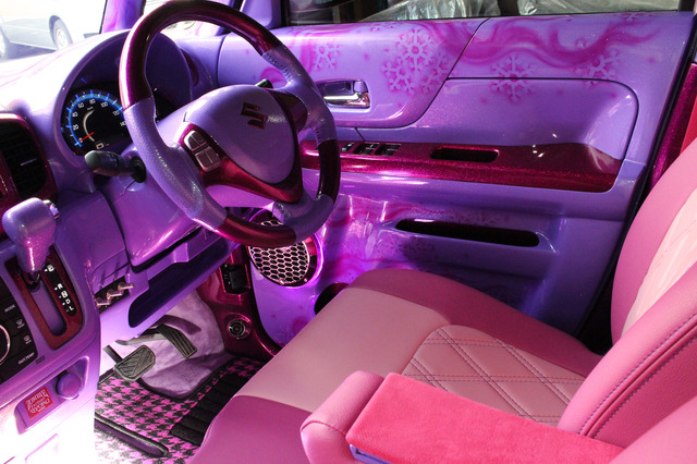 シートカバーにもピンク系の素材を採用、ドアのピンク＆パープルとのコーディネートもピタリと決まる。
