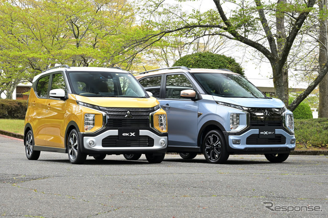 三菱 eKクロスEV（右）とeKクロス（左）